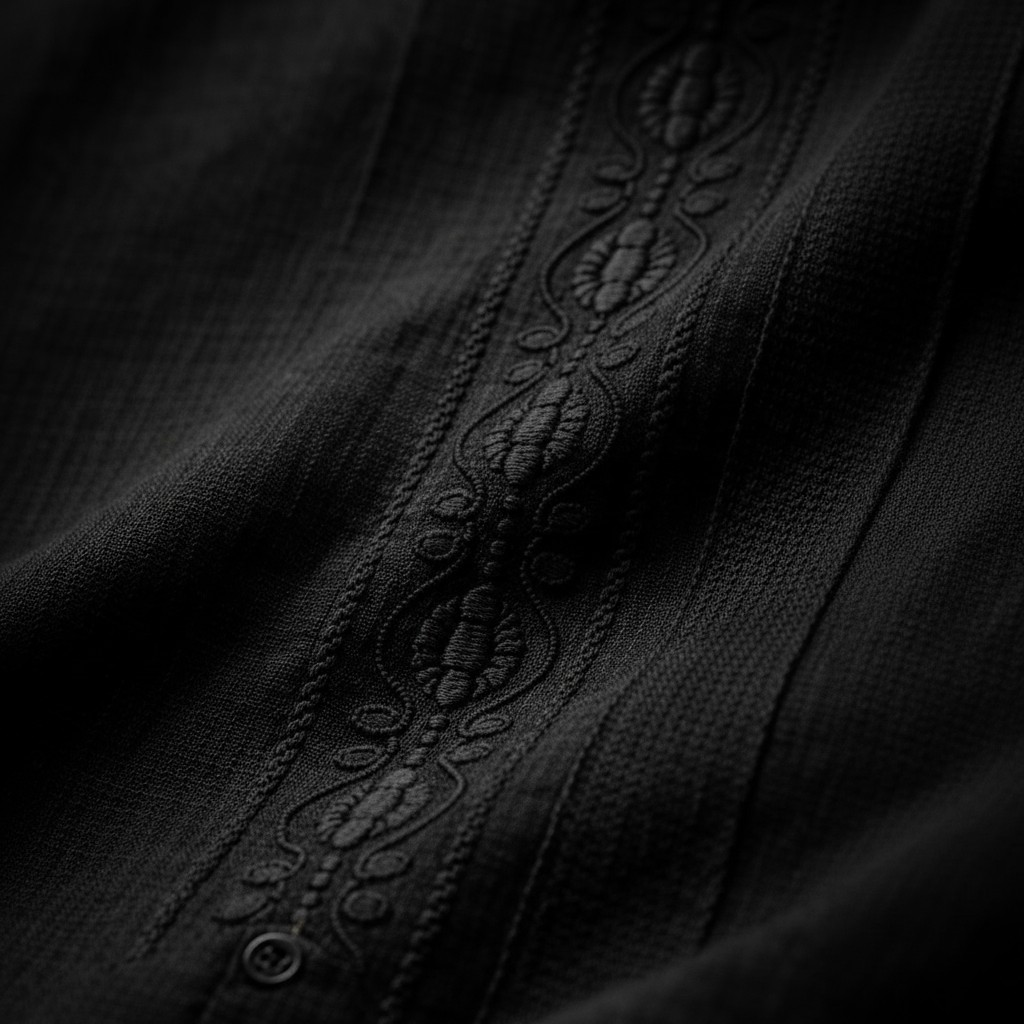 Guayabera Negra · Bordado Tonal
